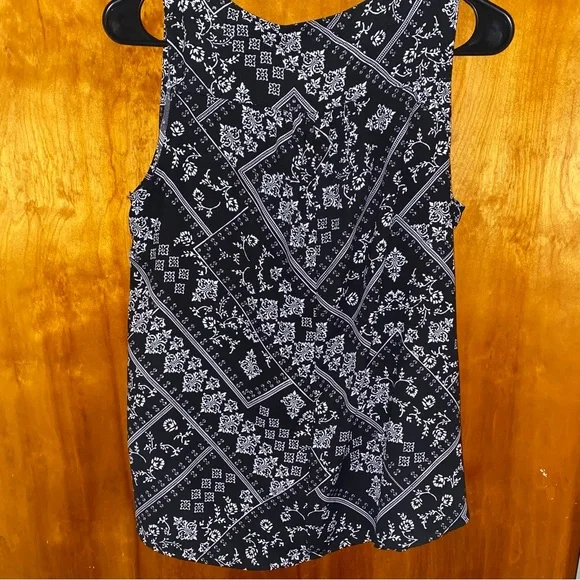 MAURICES Women’s Zip Neck sleeveless Blouse. Black & White SIZE MEDIUM - Picture 5 of 6